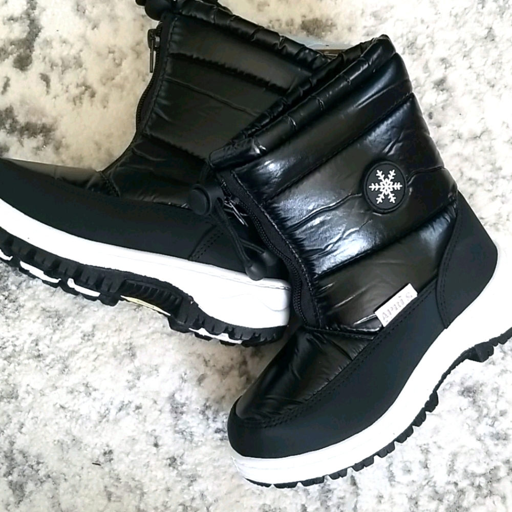 🍇 NEW Black boots